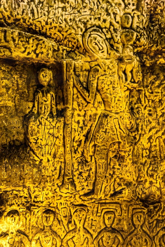 Eine der großen christlichen Schnitzereien in der Royston Cave ist der Heilige Christopherus. Er ist der Schutzpatron der Reisenden. Er ist als Riese mit einem Stab und dem Jesuskind auf der Schulter dargestellt. Die Anrufung des Heiligen Christopherus sollte vor einem plötzlichen Tod schützen. / © Foto: Georg Berg