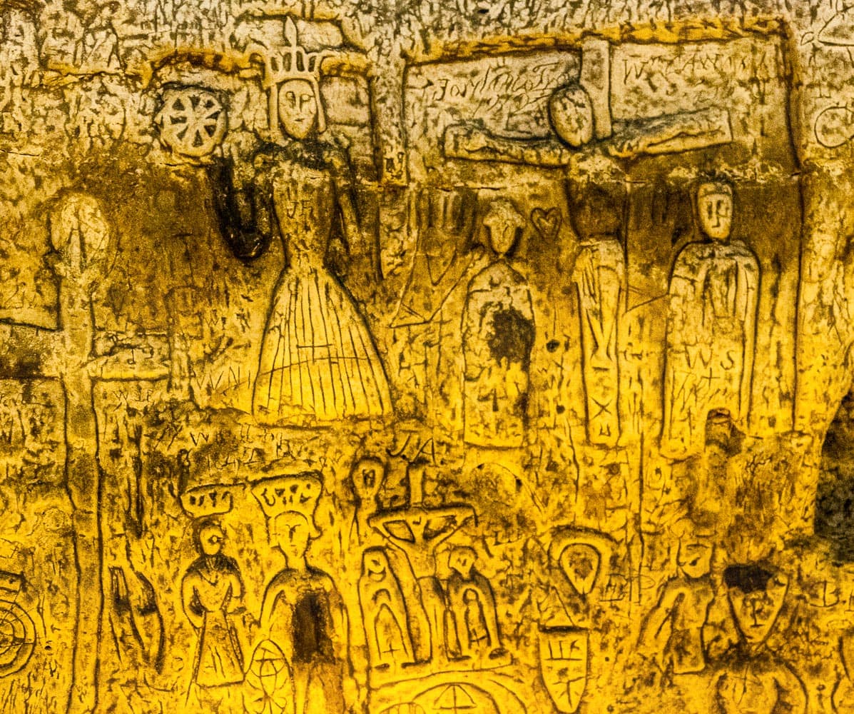 Die heilige Katharina mit dem Brechrad ist eine der größeren christlichen Schnitzereinen in der Royston Cave / © Foto: Georg Berg