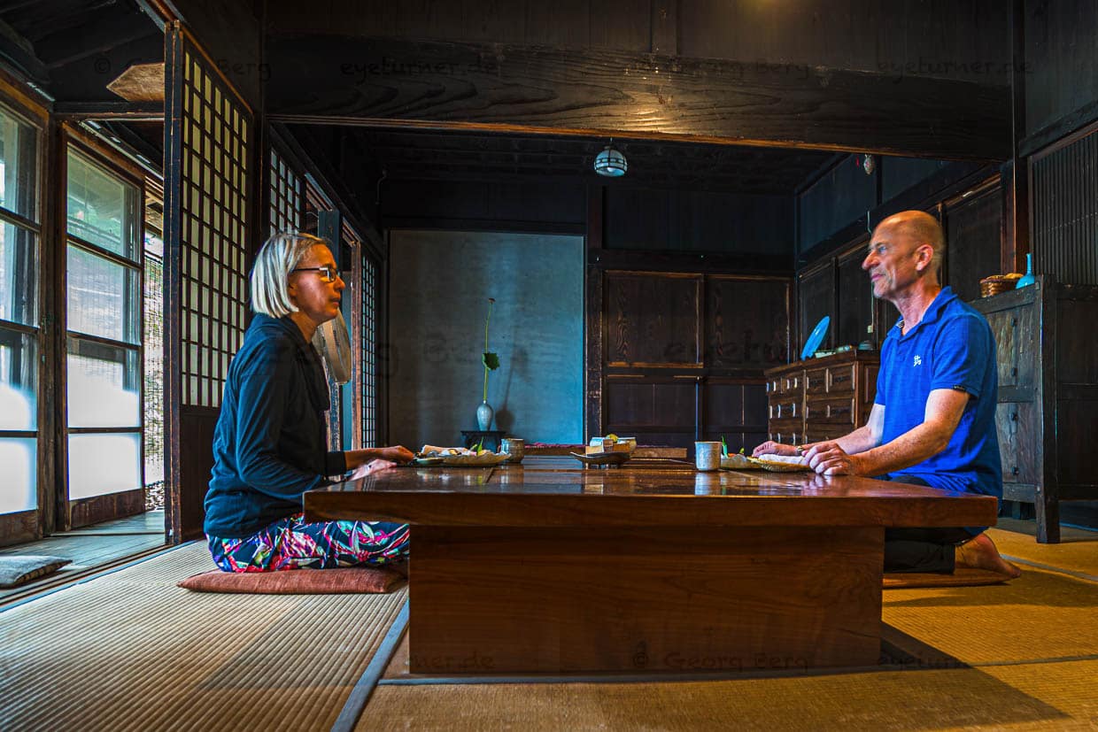 Gäste bei einem Kaiseki-Menü im Restaurant Rakan von Atsuko Kato. Sie empfängt ausschließlich eine Gruppe Gäste pro Tag in ihrem über 200 Jahre alten traditionellen Bauernhaus / © Foto: Georg Berg