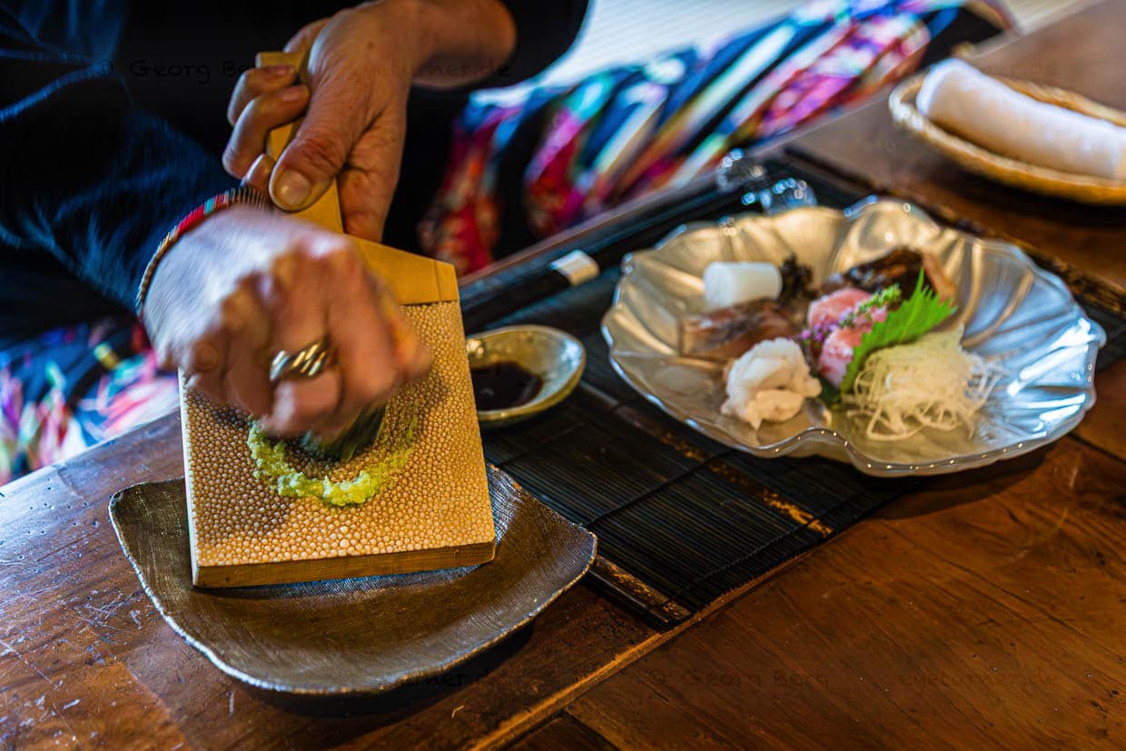 Restaurant Rakan von Atsuko Kato: Frisch geriebener Wasabi ist unverzichtbarer Bestandteil der Kaiseki-Küche und repräsentiert die Ideale von Frische, Saison, Harmonie und ästhetischer Vollendung. Die Zubereitung und der Einsatz von frisch geriebenem Wasabi sind Teil der hohen Handwerkskunst und Gastfreundschaft, die Kaiseki kennzeichnen / © Foto: Georg Berg