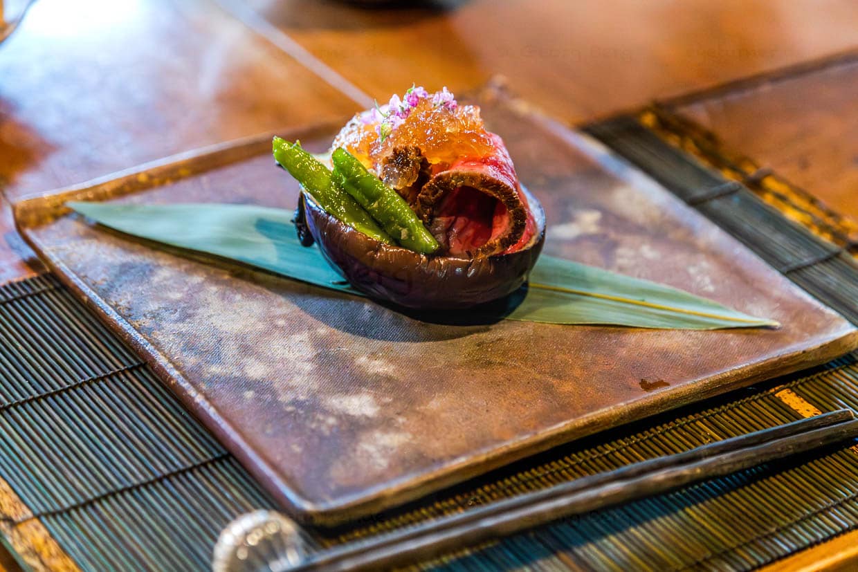 Gericht aus der Kaiseki-Küche von Atsuko Kato. Im Kaiseki folgt die Anordnung der Speisen der Ästhetik und Harmonie: Farben, Formen und Texturen der Speisen werden so arrangiert, dass ein ausgewogenes Gesamtbild entsteht. Die Präsentation soll die Schönheit der Zutaten und die Jahreszeit widerspiegeln / © Foto: Georg Berg