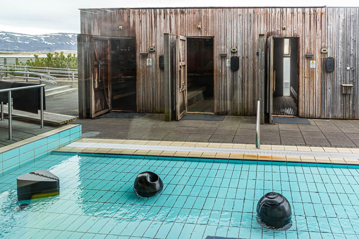 Schwitzhütten am Laugarvatn See, Laugarvatn Fontana, Geothermal Bath, Golden Circle, Island. Durch die Holzboden in den Hütten steigt der Dampf aus den heißen Quellen nach oben / © Foto: Georg Berg