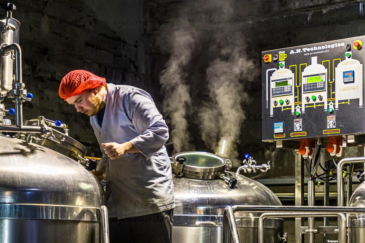 Hochmoderne Anlage in der Brauerei Segull 67 in Siglufjördur, Nordisland. Die familiengeführte Craft Beer Brauerei steht im Kühlraum einer ehemaligen Fischfabrik / © Foto: Georg Berg