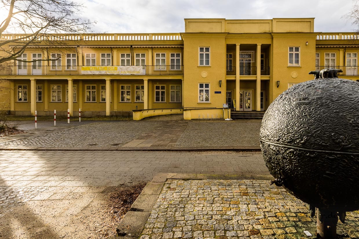 Das Museum Utopie und Alltag in der Planstadt Eisenhüttenstadt. Es ist in der ehemaligen Kindertagesstätte 2 untergebracht. Der repräsentative Bau mit Säulen, umlaufendem Balkon und dominantem Vorbau sollten die Bedeutung von Familie und Kindern im Sozialismus hervorheben / © Foto: Georg Berg