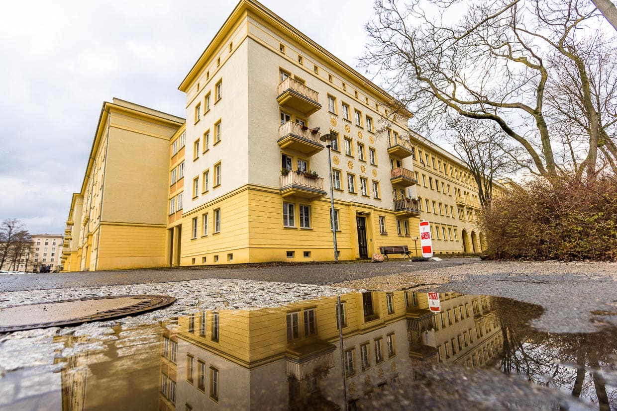 Fassaden von Wohnhäusern in der Pawlow-Allee, Eisenhüttenstadt. Als Idealbild der sozialisitschen Lebensweise ab 1950 erbaut / © Foto: Georg Berg