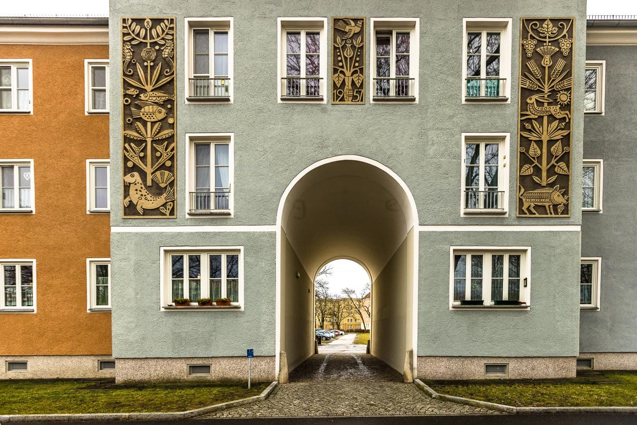Wohnkomplex III Eisenhüttenstadt. Wohnhaus mit Torbogen. Rückgriff auf den Heimatstil der 1930er Jahre. Thema ist die kleine deutsche Stadt mit Erkern und Reliefdarstellungen deutscher Märchen. Architekt Kurt W. Leucht / © Foto: Georg Berg