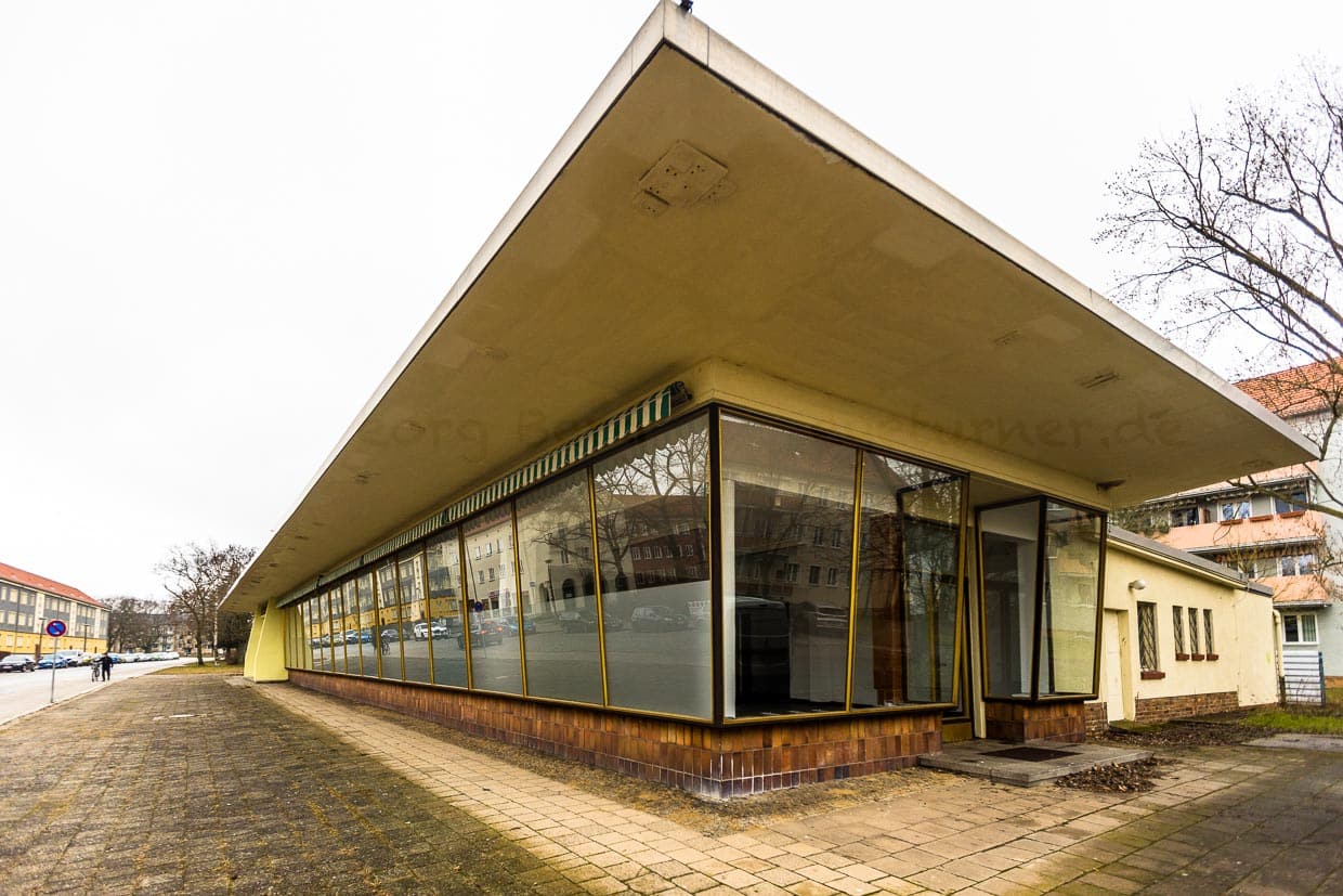 Erste Selbstbedienugs-Kaufhalle der DDR um 1958 an der Heinrich-Heine-Allee mit Parkanlagen und Kunst im öffentlichen Raum. Gesellschaft- und Versorgungseinrichtungen liegen in der Planstadt Eisenhüttenstadt stets dicht beieinander / © Foto: Georg Berg