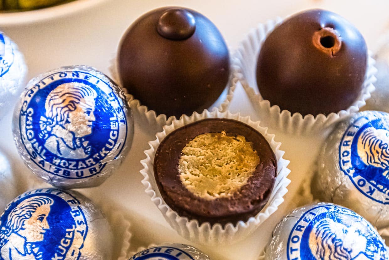 Die Herstellung einer Mozartkugel mit Marzipankern, Nougat und Schokoladenüberzug war aufwendig und eine Neuheit in der Patisserie. 1905 wurde die Praline auf der Internationalen Produktschau in Paris mit einer Goldmedaille ausgezeichnet. Der Erfinder versäumte die Patentierung. Seitdem gbit es weltweit viele Nachahmer / © Foto: Georg Berg