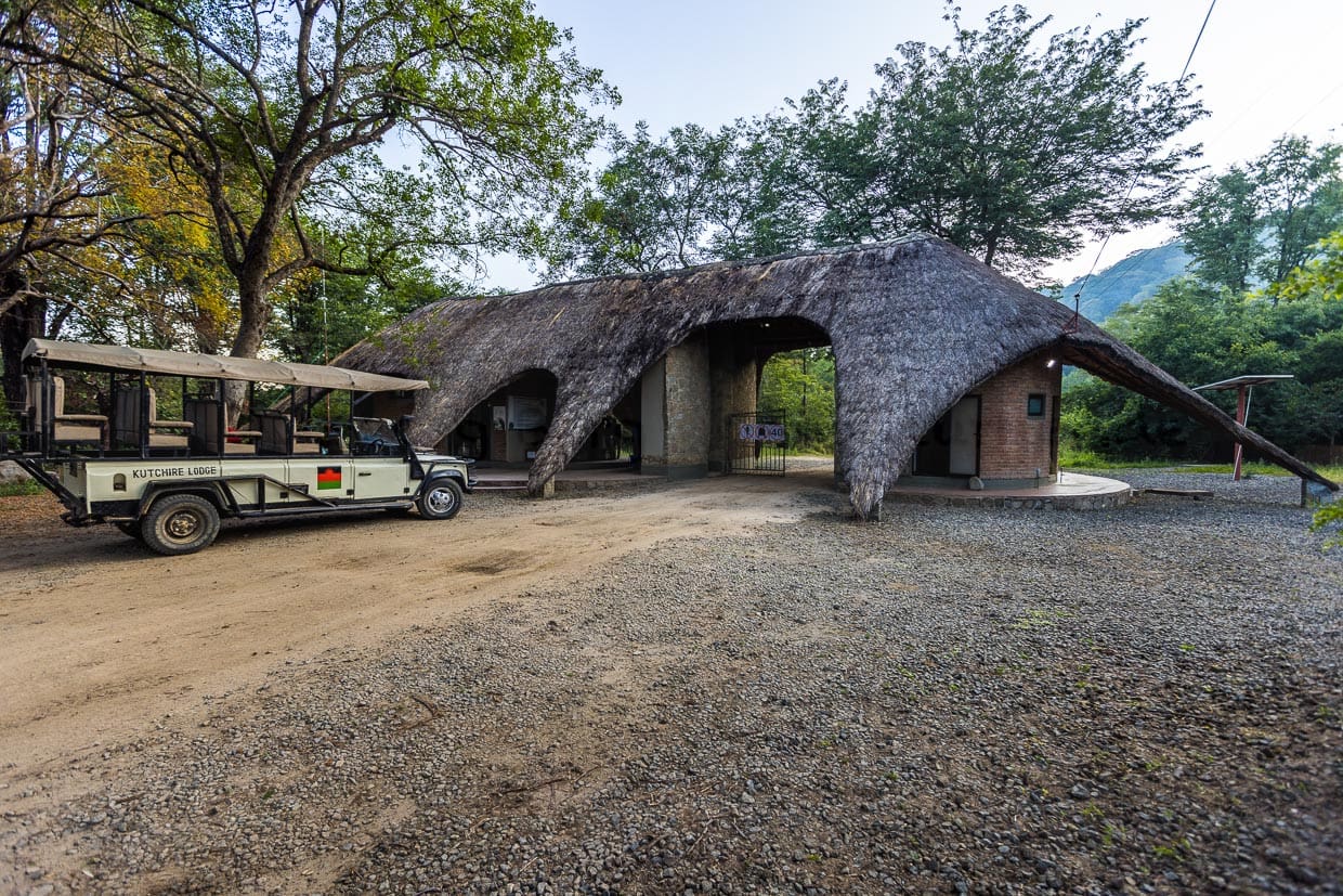 Haupteingang Liwonde Nationalpark. Besucher können hier ihren Tagespass kaufen und müssen sich registrieren / © Foto: Georg Berg