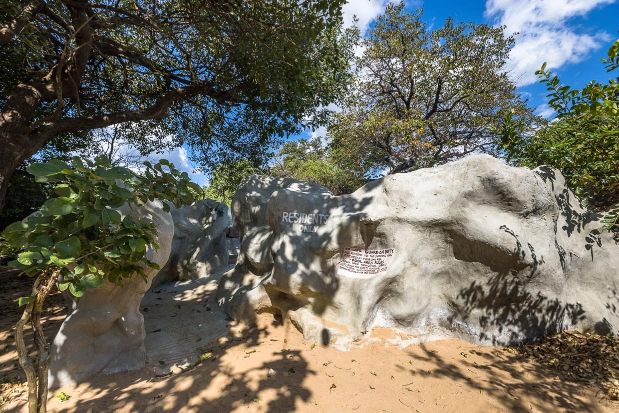 Eingang zum Pool der Kutchire Lodge. Der Eingang ist schmal, so dass durstige Elefanten nicht in das geschützte Areal hineinpassen / © Foto: Georg Berg