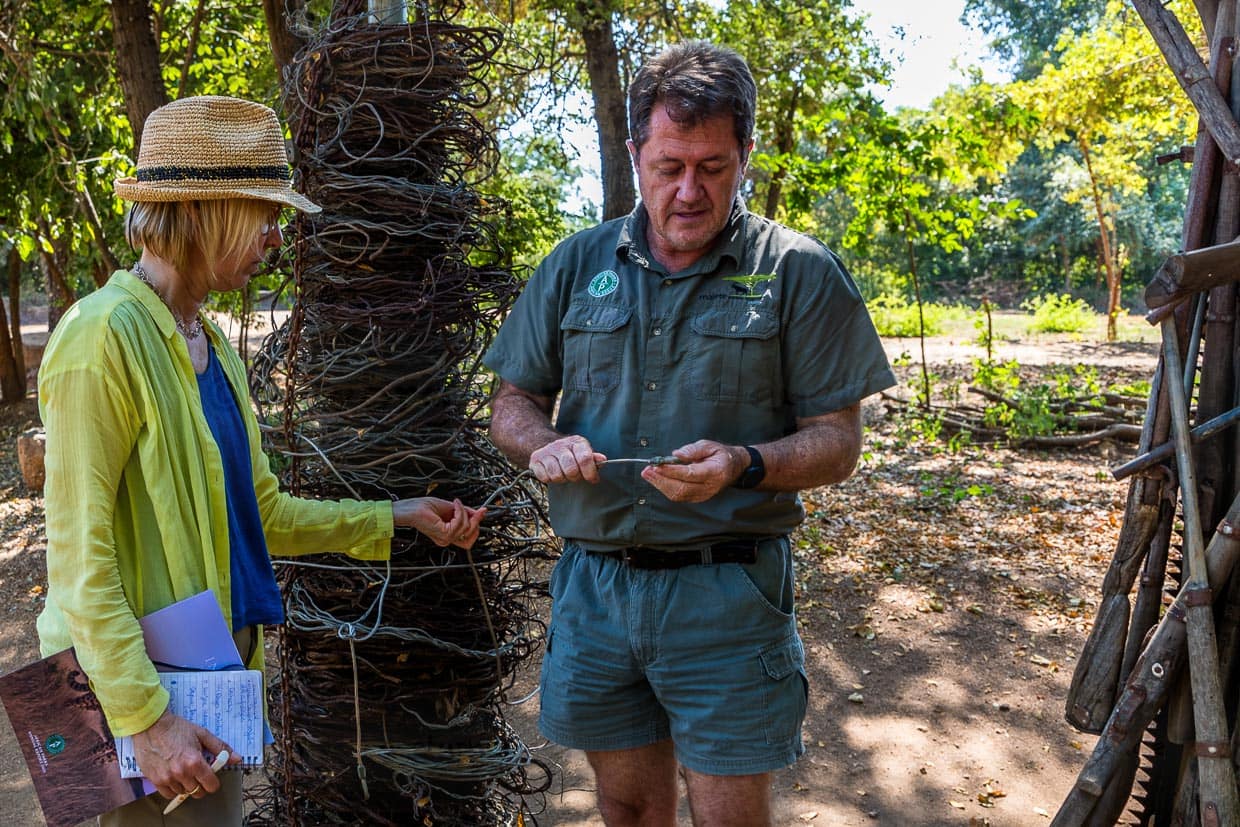 Majete Wildlife Reserve, Park Manager John Adendorff zeigt Journalistin Angela Berg, wie Wilderer Metallschlingen verlegen / © Foto: Georg Berg