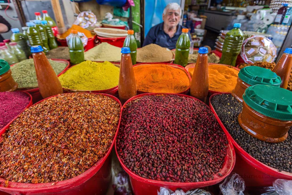 Händler mit getrockneten Beeren und Berberitzen sowie Gewürzen auf dem Dezerter Markt in Tiblisi. Dezerter Bazaar ist der größte Markt für Lebensmittel in Tbilisi. Seit Anfang 2024 kursieren Pläne, nach denen das Hauptgebäude einem Einkaufszentrum weichen soll und hunderte Händler ihre Standflächen rund um das alte Gebäude verlieren / © Foto: Georg Berg