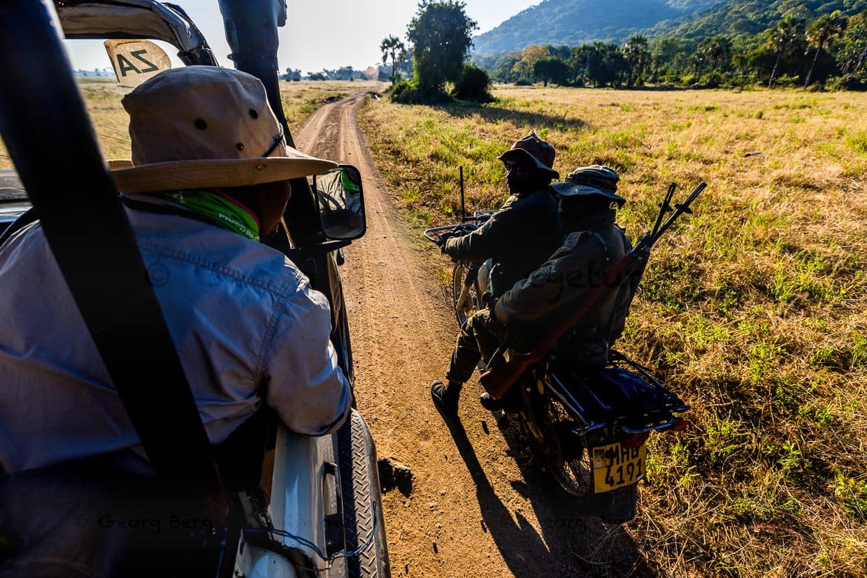 Zwei Ranger auf einem Motorrand im Liwonde Nationalpark. Eine ihrer Aufgaben ist das Abschrecken von Wilderern / © Foto: Georg Berg