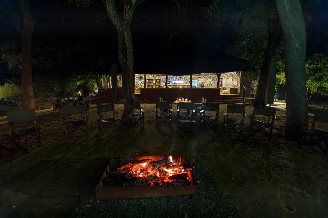 Lagerfeuer auf der Lapa der Thawale Lodge im Majete Wildllife Reserve / © Foto: Georg Berg