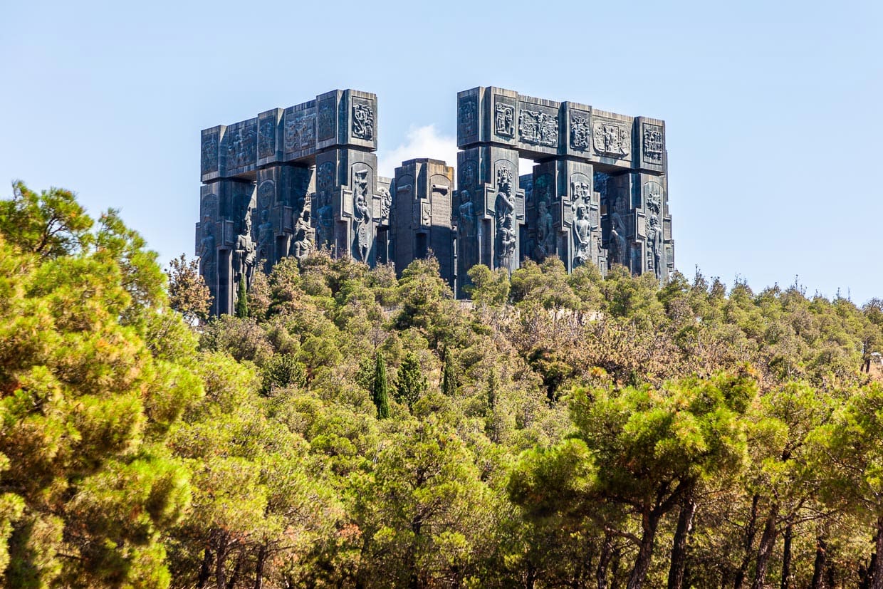 Die Chronik von Georgien ist ein weithin sichtbares Monument auf dem Berg Kenisi bei Tbilisi, der Hauptstadt Georgiens. Geschaffen wurde es 1985 vom Bildhauer Surab Zereteli / © Foto: Georg Berg