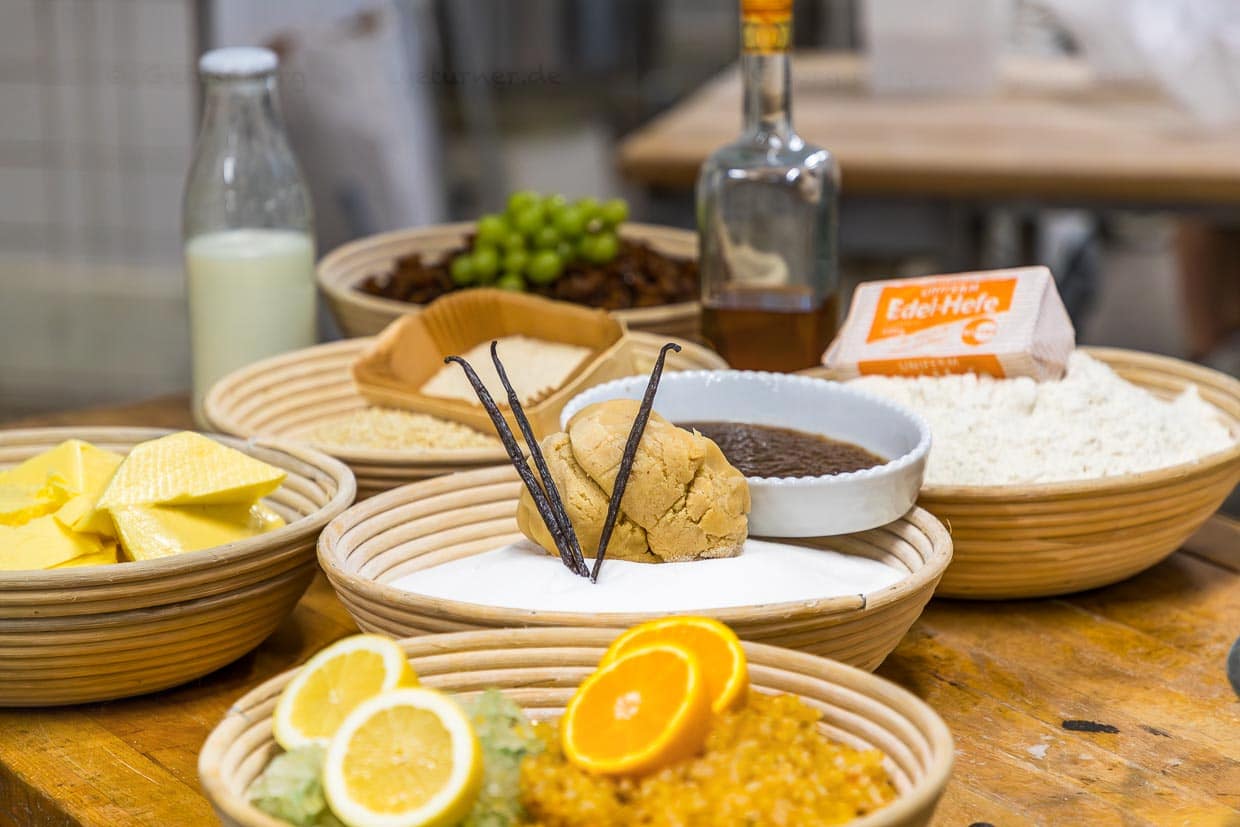 Zutaten für den Dresdner Christstollen sind Butter, Zucker, Mandeln, Mehl, Gewürze, Milch, Hefe, Orangeat und Zitronat, Rum und Puderzucker / © Foto: Georg Berg