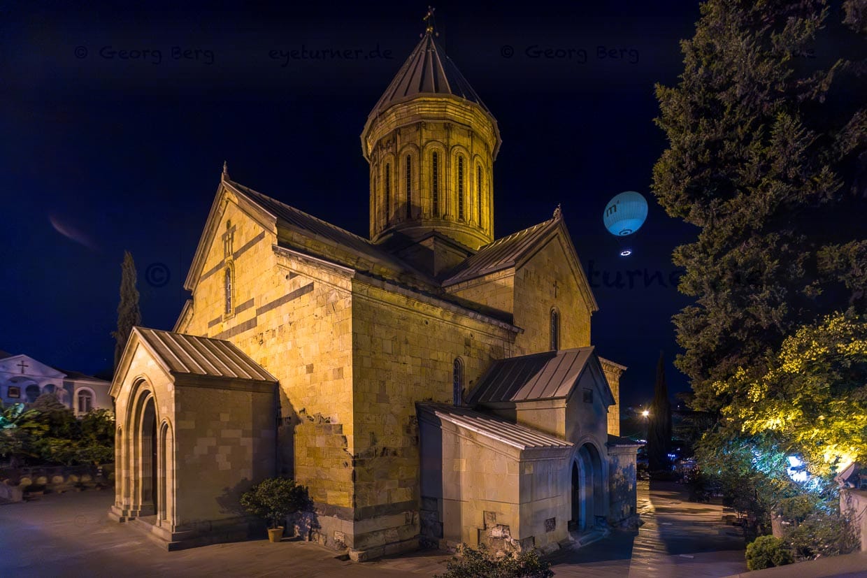 Ein Fesselballon am Himmel über Tbilisi hinter der Sioni-Kathedrale, die als eine der heiligsten Stätten der georgischen Orthodoxie gilt / © Foto: Georg Berg