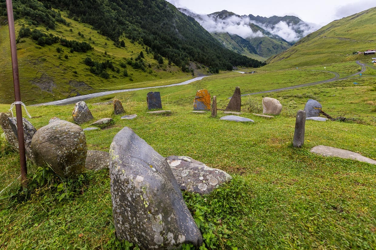 Cercle de pierres où se tenait autrefois le tribunal. Ce lieu, appelé sabcheo, est une place de justice traditionnelle en Touchétie datant des 16e et 17e siècles, où les anciens du village se réunissaient et délibéraient. L'une des places de tribunal les mieux conservées se trouve à Dartlo / © Photo : Georg Berg