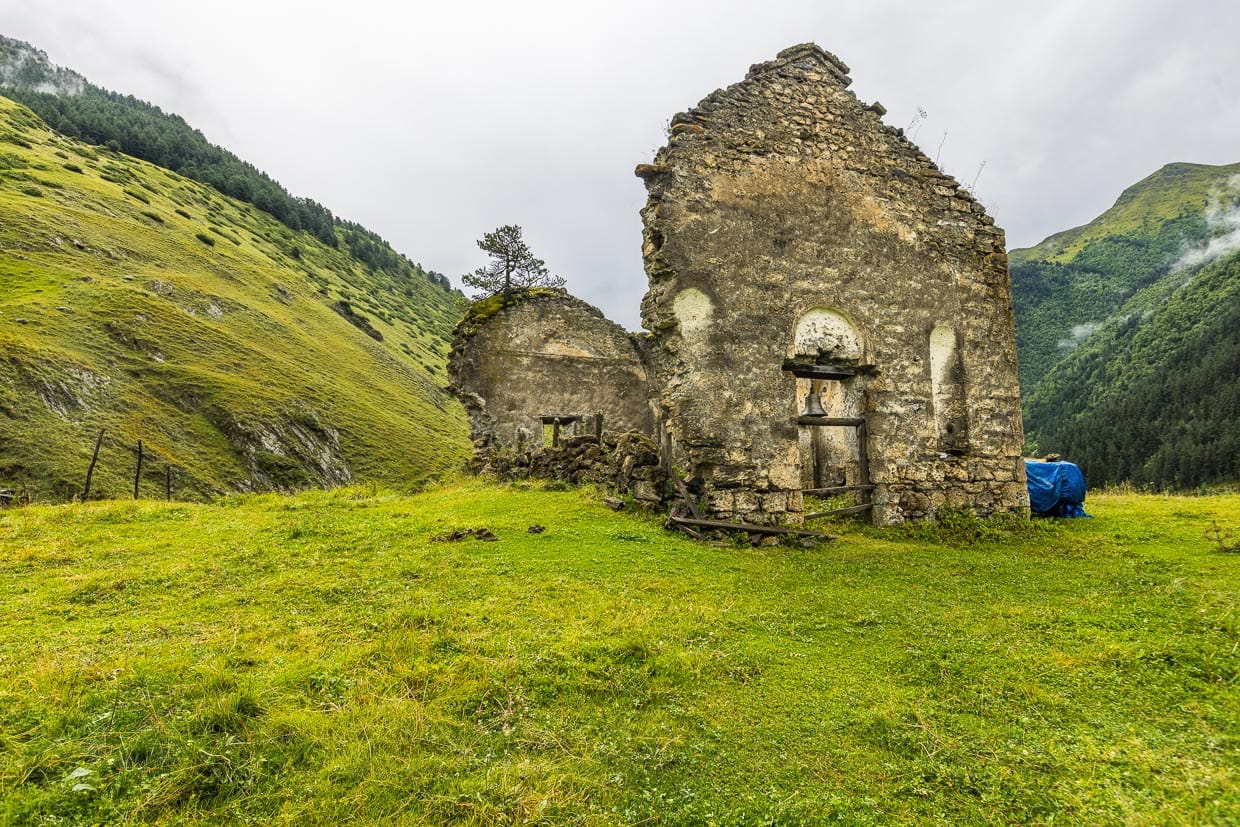 Die Dartlo-Kirche am Rande der Stadt Dartlo, in der Gemeinde Akhmeta. Für die Dorfbevölkerung ist der Bereich sowohl wegen der Kirche als auch wegen eines Schreins heilig / © Foto: Georg Berg