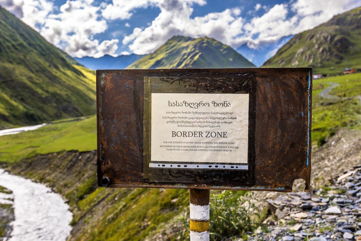 Das georgische Grenzgebiet entlang der Grenze nach Tschetschenien darf man nur mit einem Erlaubnisschreiben betreten, das man an den Kontrollpunkten erhält / © Foto: Georg Berg