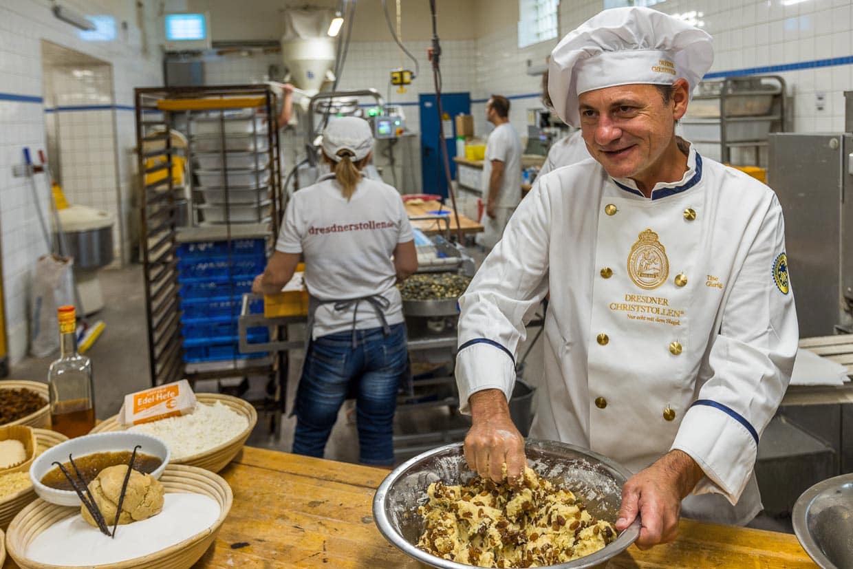 Die Hochsaison für Stollen in den Dresdner Backstuben beginnt ab Oktober. Bis kurz vor Weihnachten werden in den rund 100 Dresdner Stollenbäckereien 5 Millionen Stollen gebacken und in alle Welt verschickt / © Foto: Georg Berg