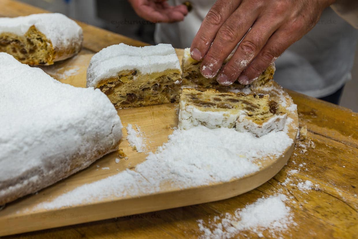 Der Dresdner Christstollen gilt als ältestes sächsisches Fingerfood. Man isst ihn nicht mit der Gabel / © Foto: Georg Berg