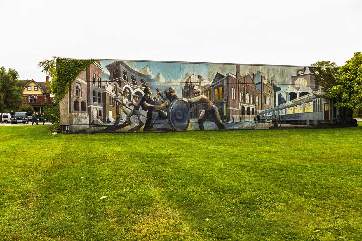 Mural dans le parc historique national Pullman à l'arrière du Historic Pullman Foundation Exhibit Hall. Le hall d'exposition sur l'histoire du site Pullman se trouve sur le terrain de l'ancien Arcade Building, construit à partir de 1880 par l'architecte Solon Beman et considéré comme le précurseur d'un centre commercial moderne / © Photo : Georg Berg