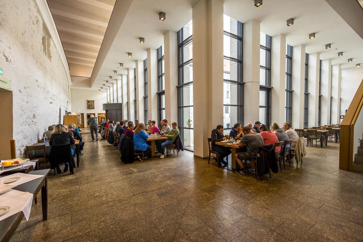 Gästehaus St. Joseph, Kloster Waldsassen. Das Restaurant befindet sich im Innenhof der Klosteranlage in einem modernen Anbau / © Foto: Georg Berg