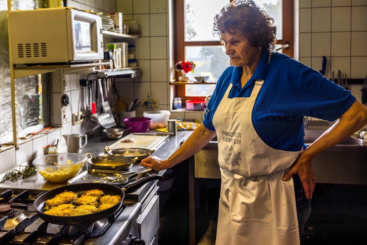 Elsa Bächer in der Küche des Fischhofs Bächer bei der Zubereitung von Karpfen im Kartoffelmantel / © Foto: Georg Berg