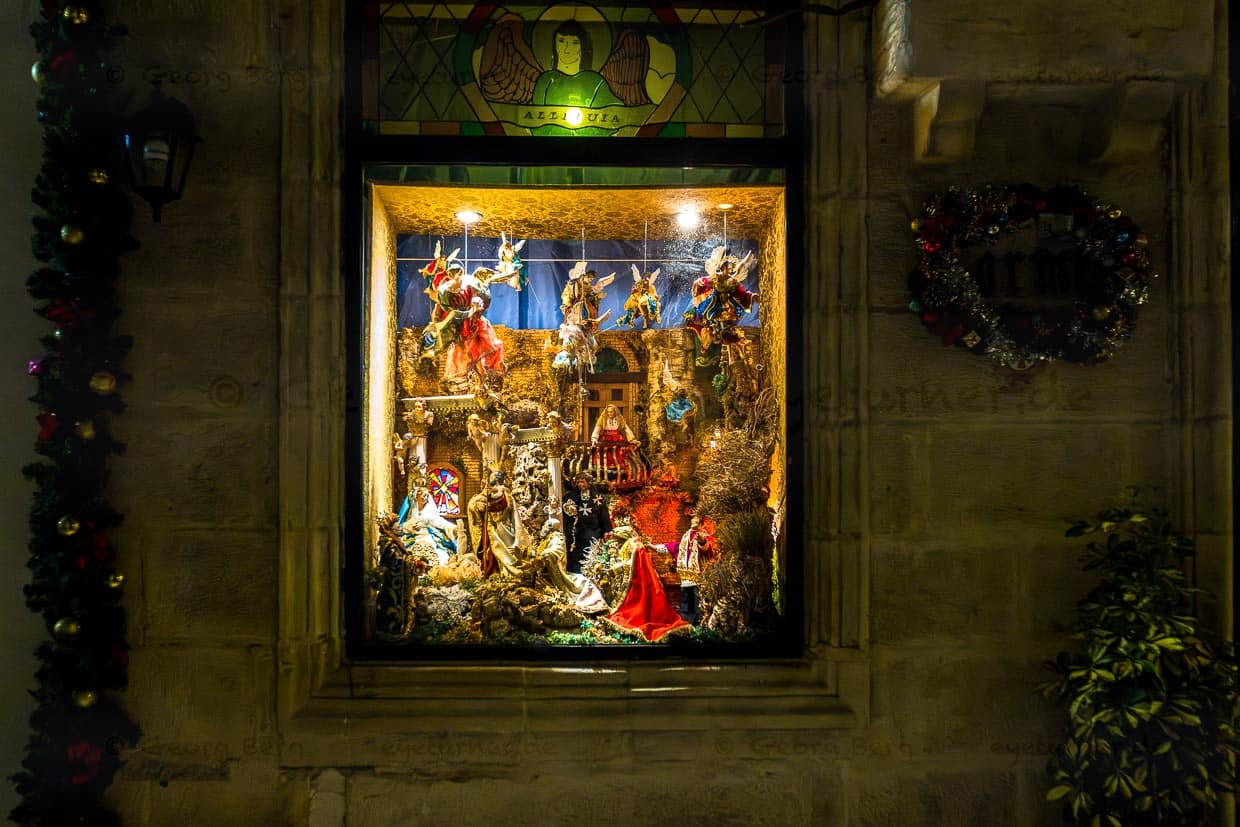 Aufwändig dekorierte Krippe im Fenster eines Privathauses in Birgu. Die Krippe, auf maltesisch il-Presepju, hat eine lange Tradition  in Malta / © Foto: Georg Berg