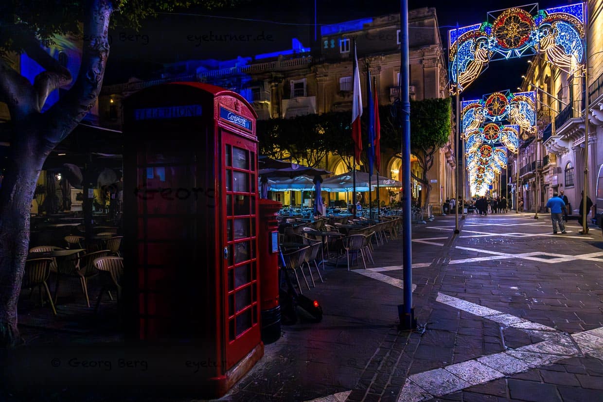 Altstadt von Valletta mit oppulenter Weihnachtsbeleuchtung in den Straßen und Relikten wie einer britischen Telefonzelle / © Foto: Georg Berg