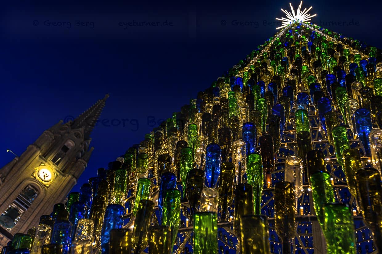 Im Coronajahr 2021 musste das Krippendorf abgesagt werden. Projektleiter von Bethlehem f’Għajnsielem Franco Ciangura ließ sein Dorf stattdessen Flaschen sammeln und konzpierte einen mittlerweile prämierten Weihnachtsbaum aus Altglas und Metall / © Foto: Georg Berg