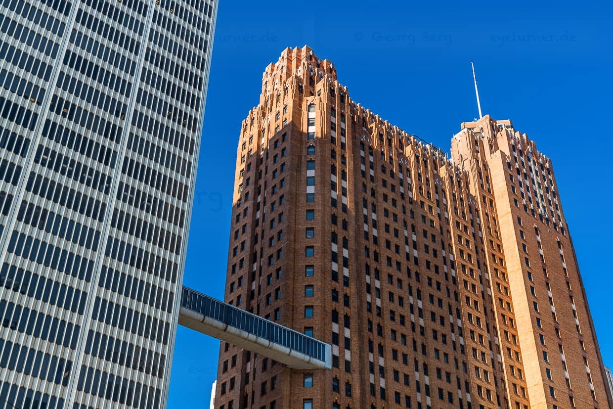 Guardian Building, Detroit, 1,8 Millionen orangefarbenen Ziegel ummanteln die Stahlkonstruktion. Die Ziegel sind in einem speziell entwickelten orangen Farbton, den der Architekt Guardian Brick genannt hat. Bei seiner Fertigstellung war es das höchste gemauerte Bauwerk der Welt. Seit 1986 ist das Guardian Building ein Nationales Denkmal. 1962 wurde es mit dem Gebäude Fifth Third Bank an der Woodward Avenue 1 von Architekt Minoru Yamasaki verbunden. Yamasaki entwarf später das World Trade Center in New York / © Foto: Georg Berg