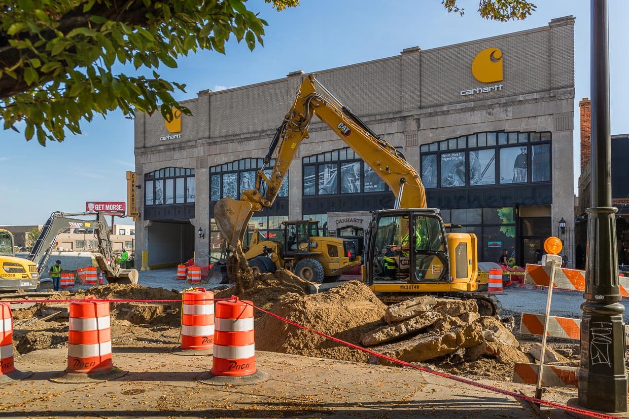 Flagship-Store von Carhartt in Detroit mit Bagger und Baustelle vor dem Eingang. Carhartt produziert seit 1889 Arbeitskleidung in Detroit und ist zu einer weltweit bekannten Marke aufgestiegen / © Foto: Georg Berg