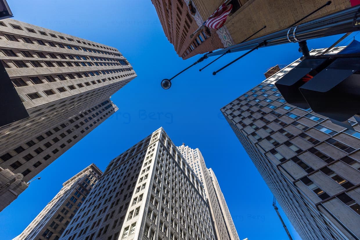 Blick durch die Häuserschluchten in den Himmel von Detroit / © Foto: Georg Berg