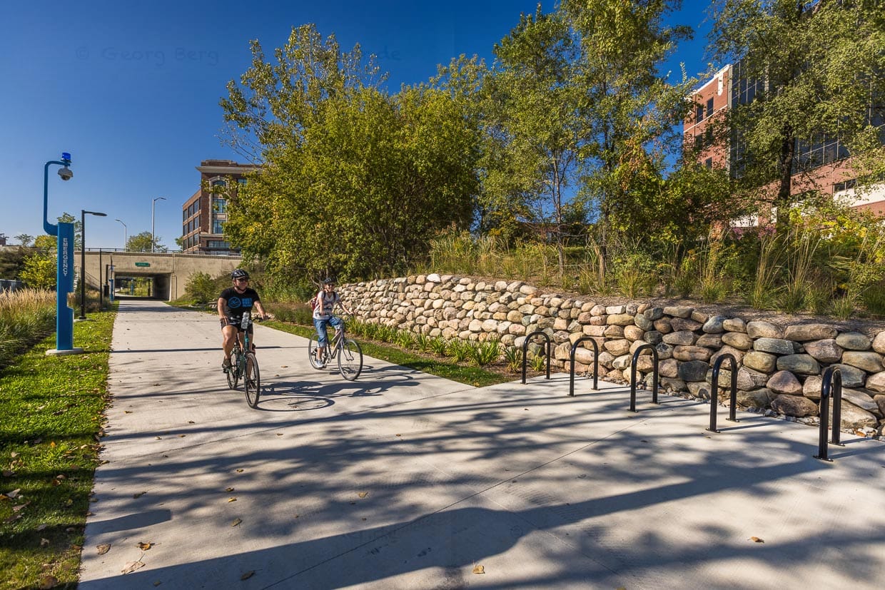 Geführte Fahrradtour durch Downtown Detroit. Ehemalige Bahntrassen wurden zu Mehrzweckwegen für Fußgänger und Fahrradfahrer umgestaltet / © Foto: Georg Berg