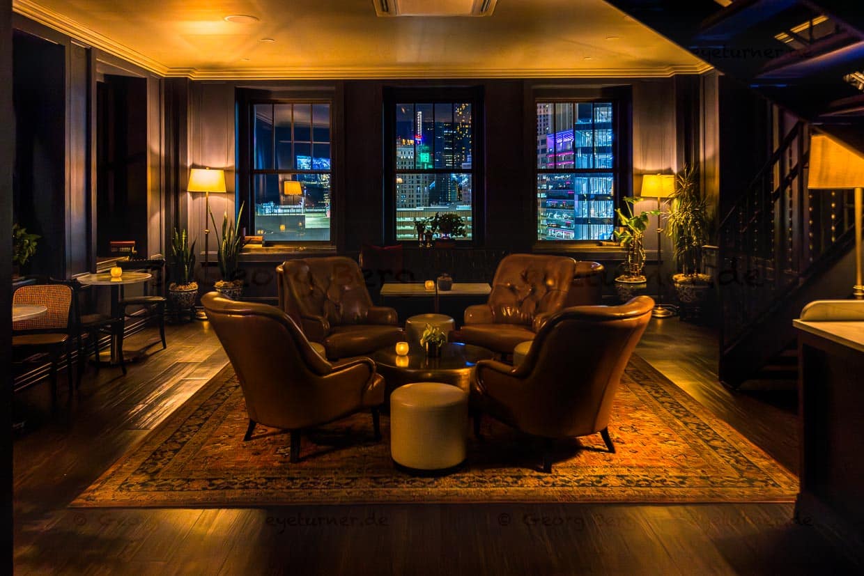 Rooftop Bar im Element Building. Der neogotische Bürobau von 1925 stand 40 Jahre leer. Der Zustand des Gebäudes war abbruchreif. Netze wurden gespannt, um Passanten vor herabstürzenden Fassadenteilen zu schützen. Aufwändig restauriert, Wiedereröffnung als Hotel, Restaurant und Bar mit Blick über Detroit / © Foto: Georg Berg