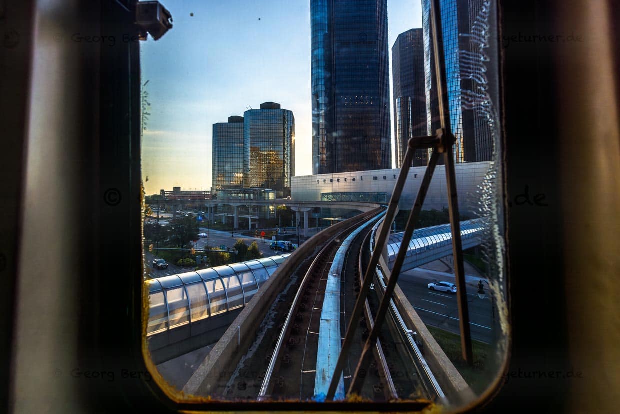Blick aus dem Detroit People Mover auf das Renaissance Center. Fahrgäste der Ringlinie sind Touristen und Arbeitnehmer aus den Geschäften und Büros der Innenstadt. Die Fahrt kostet einen Vierteldollar (Quarter) und bietet einen interessanten Blick auf Downtown Detroit / © Foto: Georg Berg