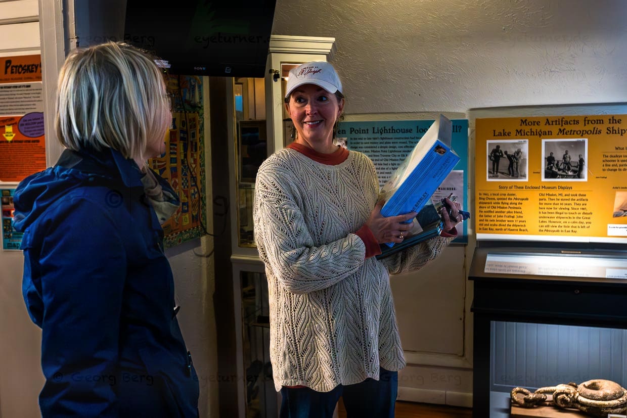 Leuchtturmmanagerin Ginger Schultz im Mission Point Leuchtturm. Der Leuchtturm von 1870 ist heute ein Museum über das Leben und die Arbeit der Leuchtturmwärter / © Foto: Georg Berg