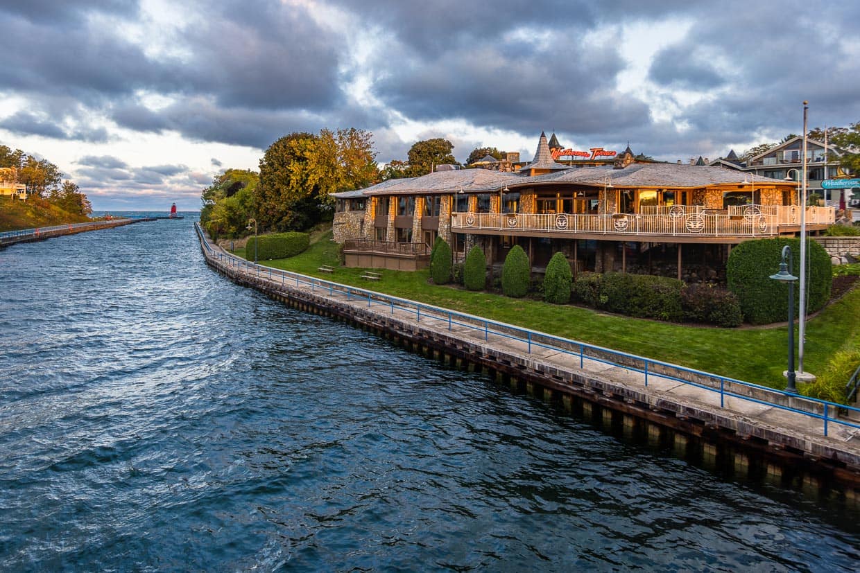Stafford's Weathervane Terrace Restaurant am Round Lake Kanal. Charlevoix, Michigan, Vereinigte Staaten / © Foto: Georg Berg