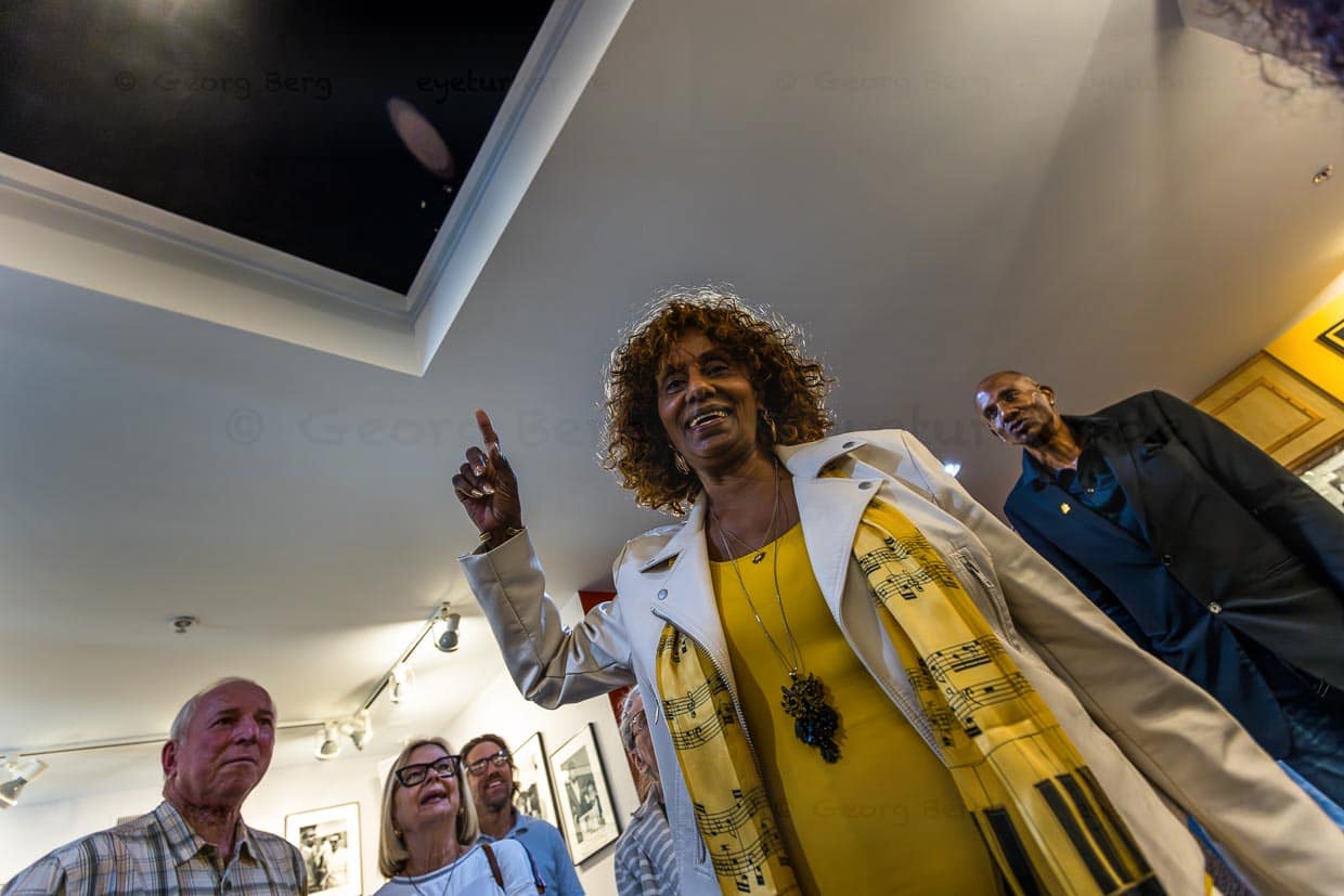 Carolyn Cal Gill, Leadsängerin der Velvelettes bei einer Führung durch das Museum Hitsville USA, Motown Music. Cal Gill zeigt, dass unter der Kuppel viele Songs für den besonderen Motown Sound aufgenommen wurden / © Foto: Georg Berg