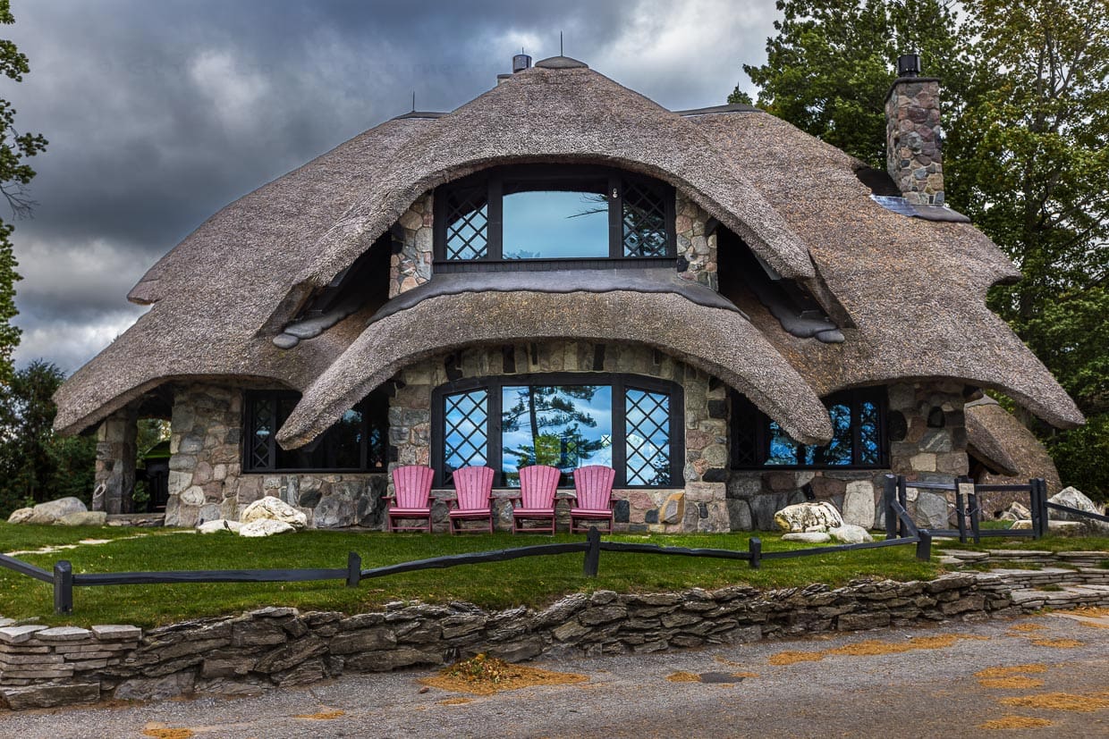 Reetgedecktes Steinhaus von Earl A. Young in Charlevoix. Die Entwürfe des Autodidakten, der nie als eingetragener Architekt arbeitete, ähnelten oft Schweizer Berghäusern, hatten aber auch orientalische und gotische Elemente / © Foto: Georg Berg
