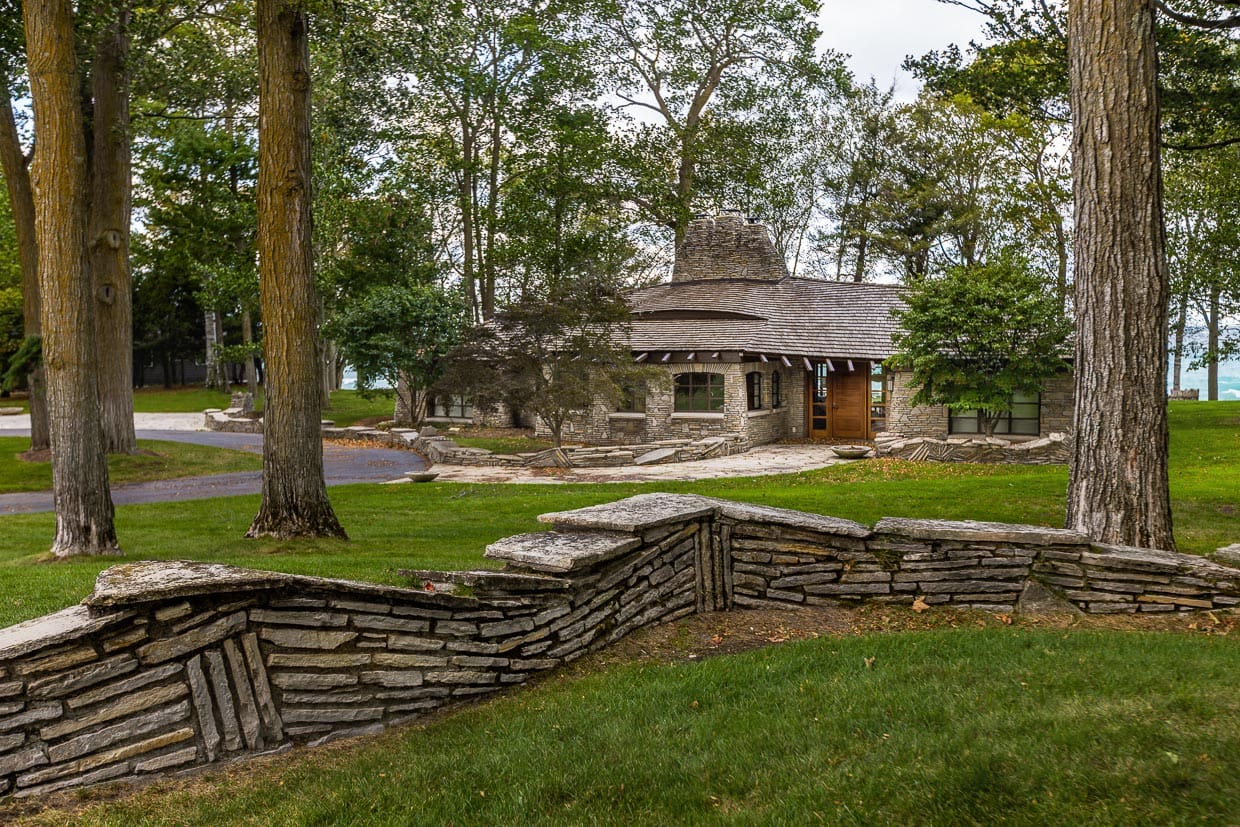 Typisches Mushroomhouse von Earl A. Young. Er arbeitete hauptsächlich mit Stein und verwendete Kalkstein, Feldstein und Felsbrocken, die er in Nord-Michigan fand / © Foto: Georg Berg
