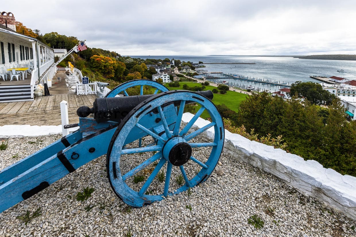 Alte Kanone vor der Veranda am Fort Mackinac. Heute befindet sich im 1780 erbauten ehemaligen Officers’ Stone Quarters ein Cafe und ein Restaurant / © Foto: Georg Berg