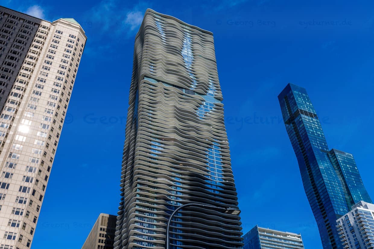 Aqua Tower (262 mètres) et St. Regis (365 mètres) Les deux gratte-ciel se trouvent dans le quartier The Loop à Chicago et ont été conçus par l'architecte Jeanne Gang. Le St Regis est aujourd'hui le plus haut gratte-ciel du monde conçu par une femme / © Photo : Georg Berg