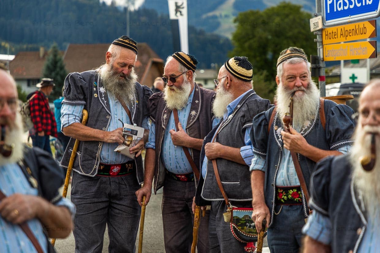 Die bärtigen Männer von Gruyère (Les Barbus de la Gruyère) bei der Alpprozession in Oberschrot, Plaffeien. Sie tragen die traditionelle Tracht des Greyerzerlandes. Die Weste wird Bredzon genannt, der Sack Loyi / © Foto: Georg Berg