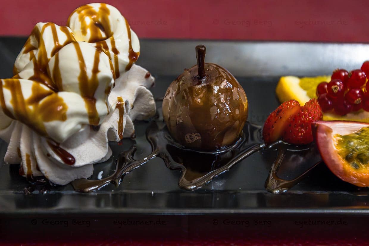 Süßer Abschluss beim Kilbi-Menü sind weitere AOP Produkte aus dem Kanton Fribourg: Meringues mit Greyezer Doppelrahm, Vin cuit und Büschelbirne / © Foto: Georg Berg