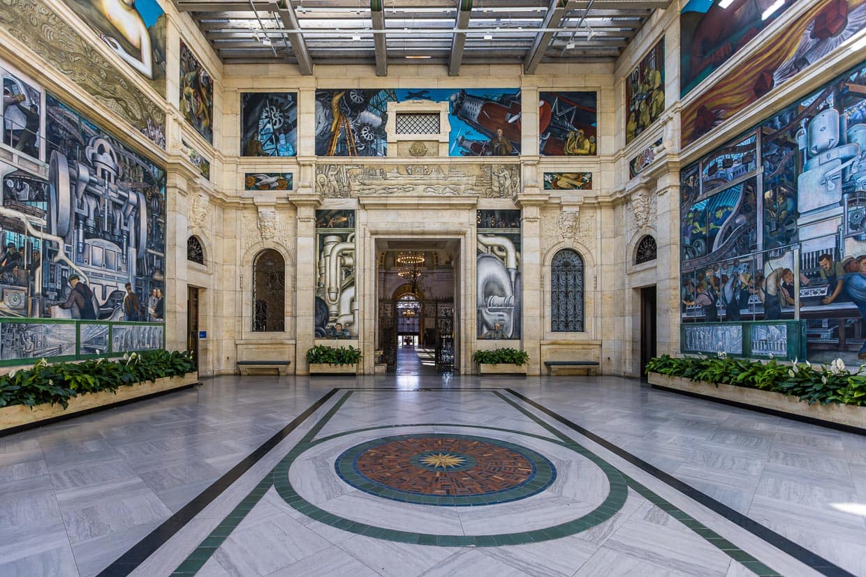 Wandgemälde der Detroiter Industrie im Rivera Court des Detroit Institute of Arts. Der mexikanische Künstler Diego Rivera hielt hier zwischen 1932 und 1933 seine Eindrücke von der Industrialisierung der Automobilindustrie auf großen Wandbildern fest. Detroit, Vereinigte Staaten / © Foto: Georg Berg