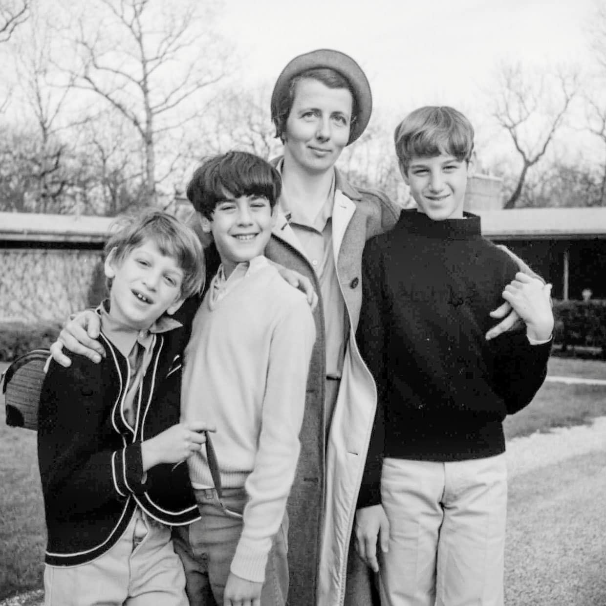 Vivian und die Söhne der Gensburg-Familie, Highland Park, Illinois, 1966 © Vivian Maier, Courtesy of the Estate of Vivian Maier