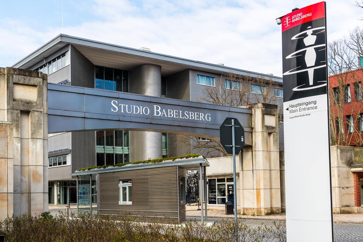 Haupteingang Studio Babelsberg. Das Logo zeigt die berühmte Maria-Figur aus dem Film Metropolis von Fritz Lang / © Foto: Georg Berg